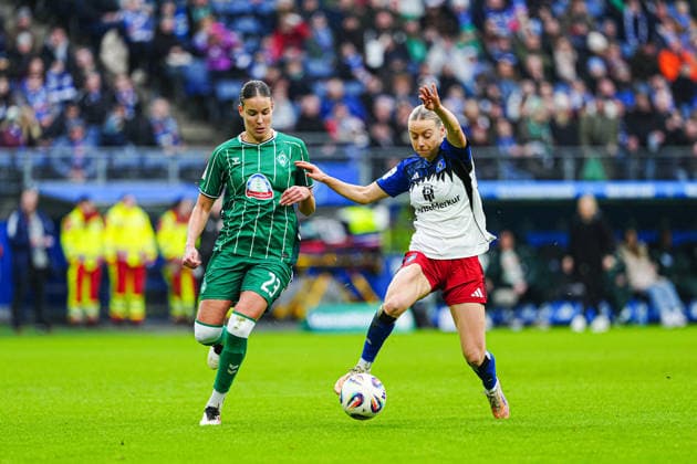Hanna Nemeth (SV Werder Bremen, 23), Paulina Bartz (Hamburger SV, 37) GER, Hamburger SV vs. SV Werder Bremen, Frauen, Fussball, 1. Bundesliga, Spieltag 19, Saison 2025 2026, 21.02.2026 GER, Hamburger SV vs. SV Werder Bremen, Frauen, Fussball, 1. Bundesliga, Spieltag 19, Saison 2025 2026, 21.02.2026 Hamburg Copyright: xEibner-Pressefoto MarcelxvonxFehrnx EP_MFN