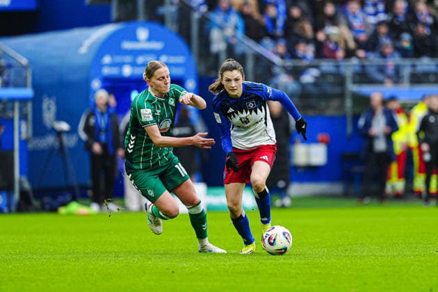 Lina Hausicke (SV Werder Bremen, 18), Lotta Wrede (Hamburger SV, 32) GER, Hamburger SV vs. SV Werder Bremen, Frauen, Fussball, 1. Bundesliga, Spieltag 19, Saison 2025 2026, 21.02.2026 GER, Hamburger SV vs. SV Werder Bremen, Frauen, Fussball, 1. Bundesliga, Spieltag 19, Saison 2025 2026, 21.02.2026 Hamburg Copyright: xEibner-Pressefoto MarcelxvonxFehrnx EP_MFN
