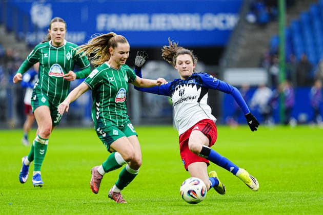 Michelle Weiss (SV Werder Bremen, 15), Lotta Wrede (Hamburger SV, 32) GER, Hamburger SV vs. SV Werder Bremen, Frauen, Fussball, 1. Bundesliga, Spieltag 19, Saison 2025 2026, 21.02.2026 GER, Hamburger SV vs. SV Werder Bremen, Frauen, Fussball, 1. Bundesliga, Spieltag 19, Saison 2025 2026, 21.02.2026 Hamburg Copyright: xEibner-Pressefoto MarcelxvonxFehrnx EP_MFN