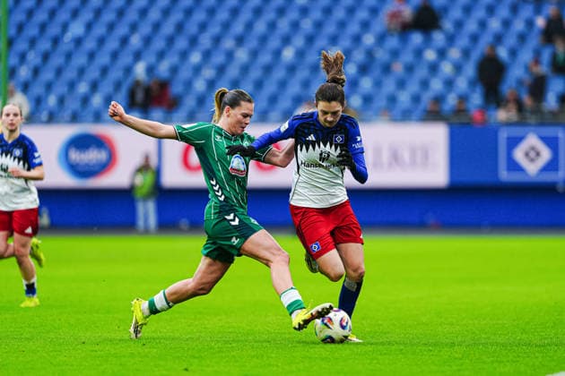 Juliane Wirtz (SV Werder Bremen, 28), Lotta Wrede (Hamburger SV, 32) GER, Hamburger SV vs. SV Werder Bremen, Frauen, Fussball, 1. Bundesliga, Spieltag 19, Saison 2025 2026, 21.02.2026 GER, Hamburger SV vs. SV Werder Bremen, Frauen, Fussball, 1. Bundesliga, Spieltag 19, Saison 2025 2026, 21.02.2026 Hamburg Copyright: xEibner-Pressefoto MarcelxvonxFehrnx EP_MFN