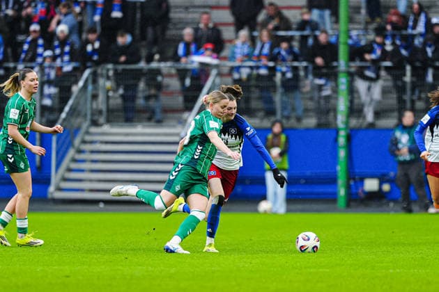 Lina Hausicke (SV Werder Bremen, 18), Lotta Wrede (Hamburger SV, 32) GER, Hamburger SV vs. SV Werder Bremen, Frauen, Fussball, 1. Bundesliga, Spieltag 19, Saison 2025 2026, 21.02.2026 GER, Hamburger SV vs. SV Werder Bremen, Frauen, Fussball, 1. Bundesliga, Spieltag 19, Saison 2025 2026, 21.02.2026 Hamburg Copyright: xEibner-Pressefoto MarcelxvonxFehrnx EP_MFN
