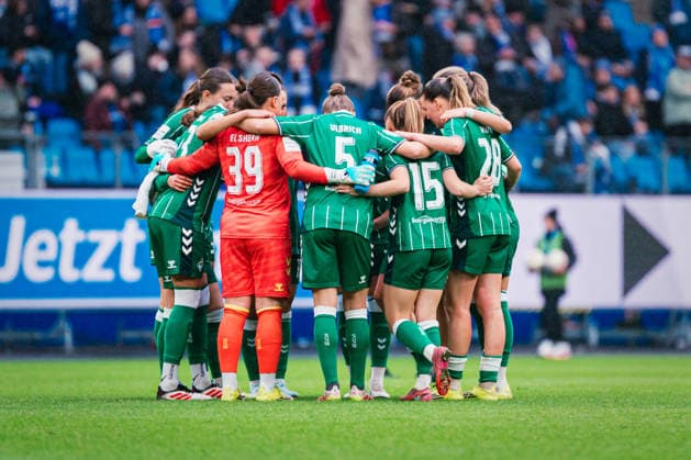 Google Pixel Frauen-Bundesliga: Hamburger SV vs. SV Werder Bremen, 21.02.2026 SV Werder Bremen Mannschaftskreis; Fußball, Google Pixel Frauen-Bundesliga, 19. Spieltag: Hamburger SV vs. SV Werder Bremen am 21.02.2026 im Volksparkstadion, Hamburg DFB REGULATIONS PROHIBIT ANY USE OF PHOTOGRAPHS AS IMAGE SEQUENCES AND OR QUASI-VIDEO. Copyright: xBEAUTIFULxSPORTS Tonhäuserx
