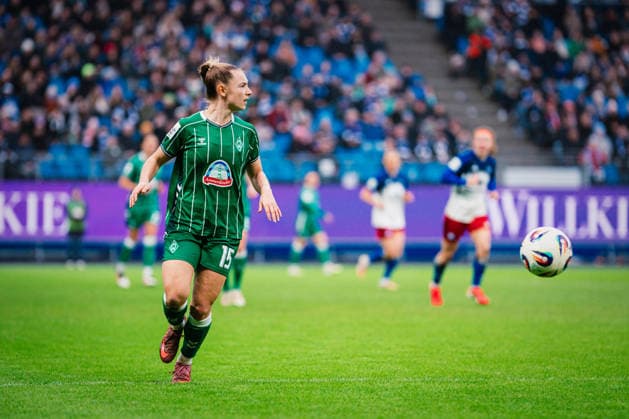 Google Pixel Frauen-Bundesliga: Hamburger SV vs. SV Werder Bremen, 21.02.2026 Michelle Weiß (SV Werder Bremen, 15) am Ball; Fußball, Google Pixel Frauen-Bundesliga, 19. Spieltag: Hamburger SV vs. SV Werder Bremen am 21.02.2026 im Volksparkstadion, Hamburg DFB REGULATIONS PROHIBIT ANY USE OF PHOTOGRAPHS AS IMAGE SEQUENCES AND OR QUASI-VIDEO. Copyright: xBEAUTIFULxSPORTS Tonhäuserx