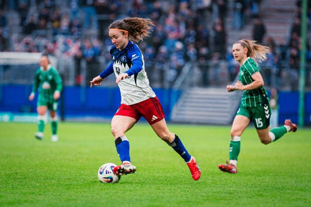 Google Pixel Frauen-Bundesliga: Hamburger SV vs. SV Werder Bremen, 21.02.2026 Melanie Brunnthaler (Hamburger SV, 11) am Ball; Fußball, Google Pixel Frauen-Bundesliga, 19. Spieltag: Hamburger SV vs. SV Werder Bremen am 21.02.2026 im Volksparkstadion, Hamburg DFB REGULATIONS PROHIBIT ANY USE OF PHOTOGRAPHS AS IMAGE SEQUENCES AND OR QUASI-VIDEO. Copyright: xBEAUTIFULxSPORTS Tonhäuserx