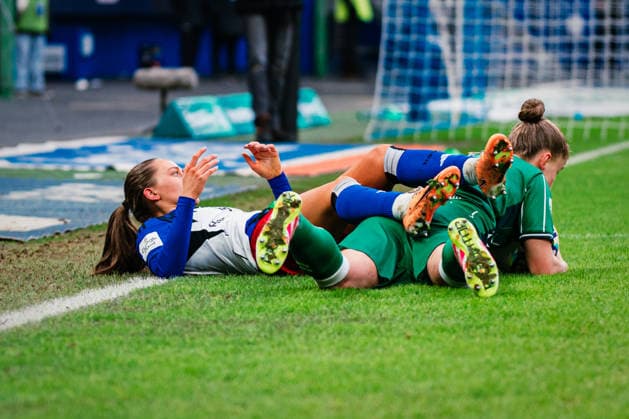 Google Pixel Frauen-Bundesliga: Hamburger SV vs. SV Werder Bremen, 21.02.2026 Camilla Linberg (Hamburger SV, 47) liegt auf Michelle Weiß (SV Werder Bremen, 15); Fußball, Google Pixel Frauen-Bundesliga, 19. Spieltag: Hamburger SV vs. SV Werder Bremen am 21.02.2026 im Volksparkstadion, Hamburg DFB REGULATIONS PROHIBIT ANY USE OF PHOTOGRAPHS AS IMAGE SEQUENCES AND OR QUASI-VIDEO. Copyright: xBEAUTIFULxSPORTS Tonhäuserx