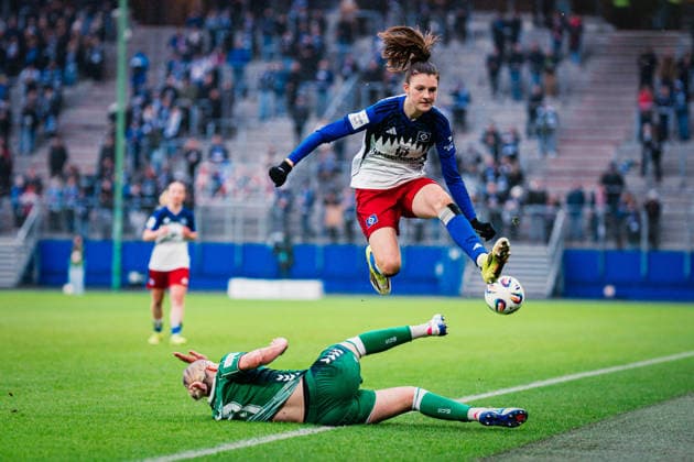 Google Pixel Frauen-Bundesliga: Hamburger SV vs. SV Werder Bremen, 21.02.2026 Lina Hausicke (SV Werder Bremen, 18) klärt den Ball per Grätsche vor Lotta Wrede (Hamburger SV, 32), die rüberspringt; Fußball, Google Pixel Frauen-Bundesliga, 19. Spieltag: Hamburger SV vs. SV Werder Bremen am 21.02.2026 im Volksparkstadion, Hamburg DFB REGULATIONS PROHIBIT ANY USE OF PHOTOGRAPHS AS IMAGE SEQUENCES AND OR QUASI-VIDEO. Copyright: xBEAUTIFULxSPORTS Tonhäuserx