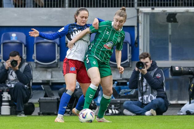 v.li.: Camilla Linberg (Hamburger SV, HSV, 47) und Michelle Ulbrich (SV Werder Bremen, 5) im Zweikampf, Duell, Dynamik, Aktion, Action, Spielszene, DIE DFB-RICHTLINIEN UNTERSAGEN JEGLICHE NUTZUNG VON FOTOS ALS SEQUENZBILDER UND ODER VIDEOÄHNLICHE FOTOSTRECKEN. DFB REGULATIONS PROHIBIT ANY USE OF PHOTOGRAPHS AS IMAGE SEQUENCES AND OR QUASI-VIDEO., 21.02.2026, Hamburg (Deutschland), Fussball, Google Pixel Frauen-Bundesliga, Hamburger SV - SV Werder Bremen