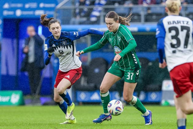 v.li.: Lotta Wrede (Hamburger SV, HSV, 32) und Mara Alber (SV Werder Bremen, 37) im Zweikampf, Duell, Dynamik, Aktion, Action, Spielszene, DIE DFB-RICHTLINIEN UNTERSAGEN JEGLICHE NUTZUNG VON FOTOS ALS SEQUENZBILDER UND ODER VIDEOÄHNLICHE FOTOSTRECKEN. DFB REGULATIONS PROHIBIT ANY USE OF PHOTOGRAPHS AS IMAGE SEQUENCES AND OR QUASI-VIDEO., 21.02.2026, Hamburg (Deutschland), Fussball, Google Pixel Frauen-Bundesliga, Hamburger SV - SV Werder Bremen
