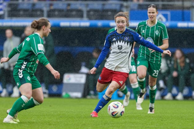 v.li.: Chiara D Angelo (SV Werder Bremen, 2) und Melanie Brunnthaler (Hamburger SV, HSV, 11) im Zweikampf, Duell, Dynamik, Aktion, Action, Spielszene, DIE DFB-RICHTLINIEN UNTERSAGEN JEGLICHE NUTZUNG VON FOTOS ALS SEQUENZBILDER UND ODER VIDEOÄHNLICHE FOTOSTRECKEN. DFB REGULATIONS PROHIBIT ANY USE OF PHOTOGRAPHS AS IMAGE SEQUENCES AND OR QUASI-VIDEO., 21.02.2026, Hamburg (Deutschland), Fussball, Google Pixel Frauen-Bundesliga, Hamburger SV - SV Werder Bremen