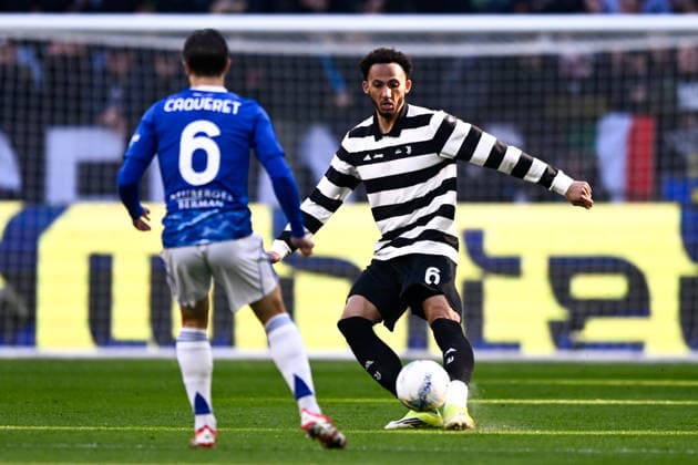 2026-02-21 Juventus FC v Como 1907 - Serie A TURIN, ITALY - FEBRUARY 21: Maxence Caqueret of Como 1907, Lloyd Kelly of Juventus FC during the Serie A match between Juventus FC and Como 1907 at Allianz Stadium on February 21, 2026 in Turin, Italy. (Photo by Alberto Gandolfo BSR Agency) Turin Italy Content not available for redistribution in The Netherlands directly or indirectly through any third parties. Copyright: xBSRxAgencyx