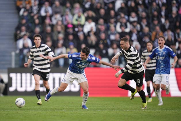 ComoÕs Anastasios Douvikas fights for the ball with Juventus Teun Koopmeiners during the Serie A soccer match between Juventus and Como at the Allianz Stadium in Turin, north west Italy - Saturday, February 21, 2026. - Soccer .  Copyright: xMarcoxAlpozzi LaPressex