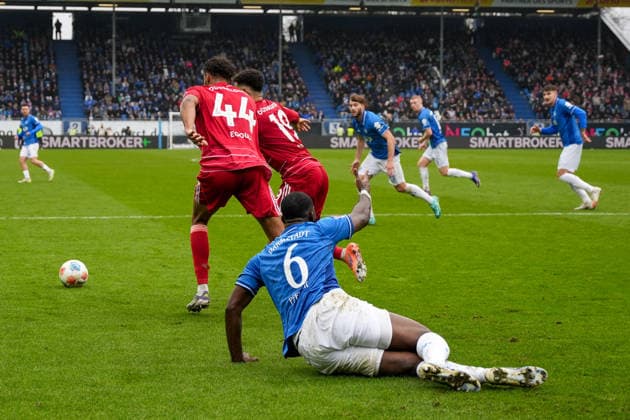 2. Bundesliga: SV Darmstadt 98 vs Fortuna Düsseldorf, Merck-Stadion am Böllenfalltor, 21.02.2026 Zweikampf zwischen Patric Pfeiffer (SV Darmstadt 98, 6) und Elias Egouli (Fortuna Düsseldorf, 44) 2. Bundesliga: SV Darmstadt 98 vs Fortuna Düsseldorf, Merck-Stadion am Böllenfalltor, 21.02.2026 DFB DFL REGULATIONS PROHIBIT ANY USE OF PHOTOGRAPHS AS IMAGE SEQUENCES AND OR QUASI-VIDEO.