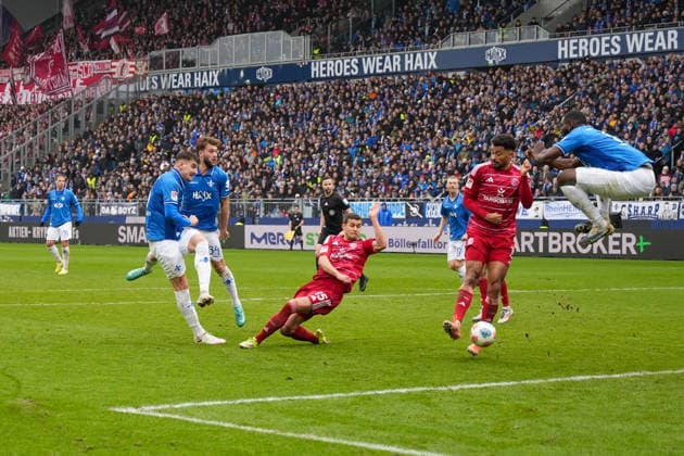 2. Bundesliga: SV Darmstadt 98 vs Fortuna Düsseldorf, Merck-Stadion am Böllenfalltor, 21.02.2026 Torschuss von Matej Maglica (SV Darmstadt 98, 5) 2. Bundesliga: SV Darmstadt 98 vs Fortuna Düsseldorf, Merck-Stadion am Böllenfalltor, 21.02.2026 DFB DFL REGULATIONS PROHIBIT ANY USE OF PHOTOGRAPHS AS IMAGE SEQUENCES AND OR QUASI-VIDEO.