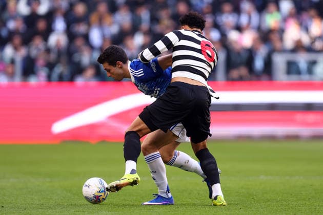Tasos Douvikas (Como 1907) und Lloyd Kelly (Juventus FC) battle for the ball, Serie A, Juventus FC v Como 1907 , Allianz Stadium, February 21, 2026, Turin, Italy.