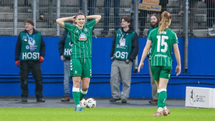 v.li.: Verena Wieder (SV Werder Bremen, 31) und Michelle Weiß (SV Werder Bremen, 15) enttäuscht über das Unentschieden, Remis, Ergebnis, Enttäuschung nach dem Schlusspfiff, Abpfiff, Highlight, Frustration, pessimistisch, traurig, DIE DFB-RICHTLINIEN UNTERSAGEN JEGLICHE NUTZUNG VON FOTOS ALS SEQUENZBILDER UND ODER VIDEOÄHNLICHE FOTOSTRECKEN. DFB REGULATIONS PROHIBIT ANY USE OF PHOTOGRAPHS AS IMAGE SEQUENCES AND OR QUASI-VIDEO., 21.02.2026, Hamburg (Deutschland), Fussball, Google Pixel Frauen-Bundesliga, Hamburger SV - SV Werder Bremen
