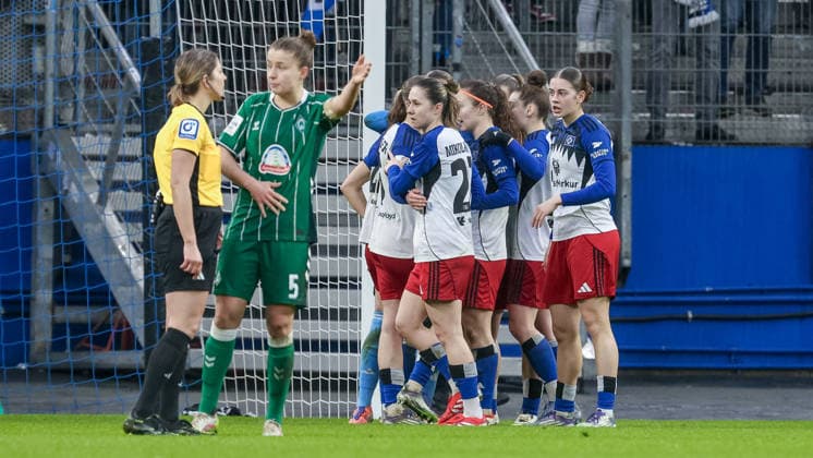Spielerinnen vom Hamburger SV, HSV klatschen sich nach dem gewonnenen Punkt ab, Freude über den Punktgewinn, das Unentschieden, das Remis, das Ergebnis, DIE DFB-RICHTLINIEN UNTERSAGEN JEGLICHE NUTZUNG VON FOTOS ALS SEQUENZBILDER UND ODER VIDEOÄHNLICHE FOTOSTRECKEN. DFB REGULATIONS PROHIBIT ANY USE OF PHOTOGRAPHS AS IMAGE SEQUENCES AND OR QUASI-VIDEO., 21.02.2026, Hamburg (Deutschland), Fussball, Google Pixel Frauen-Bundesliga, Hamburger SV - SV Werder Bremen
