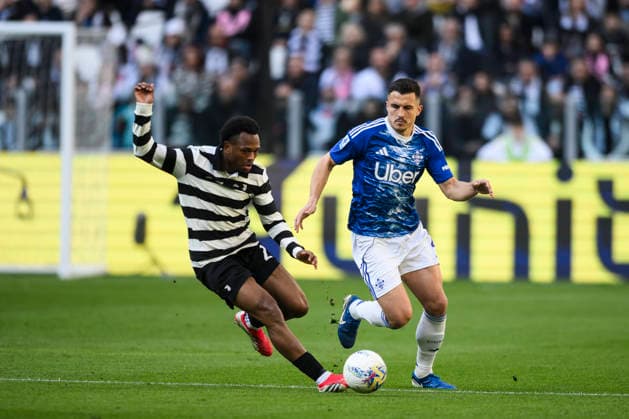 Juventus FC v Como 1907 - Serie A Marc‘Oliver Kempf of Como 1907 competes for the ball with Lois Openda of Juventus FC during the Serie A football match between Juventus FC v Como 1907. Milan Italy Copyright: xNicolòxCampox