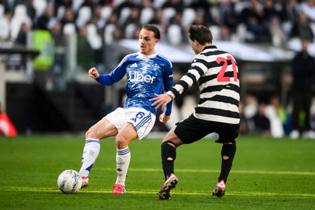 Juventus FC v Como 1907 - Serie A Maxence Caqueret of Como 1907 competes for the ball with Fabio Miretti of Juventus FC during the Serie A football match between Juventus FC v Como 1907. Milan Italy Copyright: xNicolòxCampox