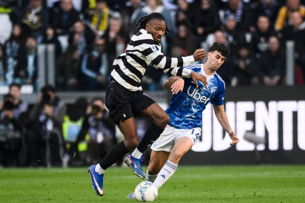Juventus FC v Como 1907 - Serie A Khephren Thuram of Juventus FC competes for the ball with Jacobo Ramon of Como 1907 during the Serie A football match between Juventus FC v Como 1907. Milan Italy Copyright: xNicolòxCampox