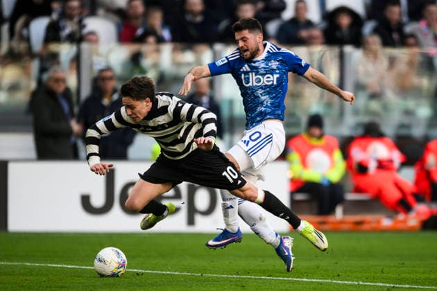 Juventus FC v Como 1907 - Serie A Kenan Yildiz of Juventus FC competes for the ball with Martin Baturina of Como 1907 during the Serie A football match between Juventus FC v Como 1907. Milan Italy Copyright: xNicolòxCampox