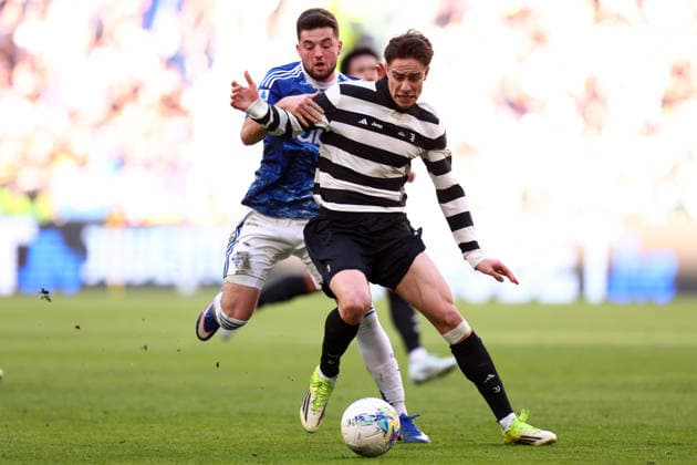 Martin Baturina (Como 1907) und Kenan Yildiz (Juventus FC) battle for the ball, Serie A, Juventus FC v Como 1907 , Allianz Stadium, February 21, 2026, Turin, Italy.