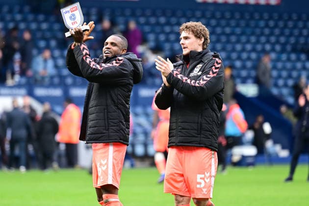 West Bromwich Albion v Coventry City, EFL Sky Bet Championship Man of the match Coventry City defender (on loan from Brentford) Frank Onyeka (16) with his trophy is applauded by Coventry City defender Jack Rudoni (5) during the EFL Sky Bet Championship match between West Bromwich Albion and Coventry City at The Hawthorns, West Bromwich, UK on 21 February 2026. West Bromwich The Hawthorns West Midlands UK Editorial use only DataCo restrictions apply See www.football-dataco.com , Copyright: xDennisxGoodwinx PSI-23782-0039
