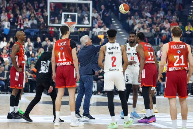 Dieter Reiter (SPD, Oberbuergermeister von Muenchen) wirft Ball, mit Isiaha Mike (FC Bayern Basketball, 22) und Vladimir Lucic (FC Bayern Basketball, 11), mit David McCormack (FC Bayern Basketball, 33) und Justuz Hollatz (FC Bayern Basketball, 21), mit Ibrahim Watson (BMA365 Bamberg Baskets, 02) und Ejiofor Onu (BMA365 Bamberg Baskets, 35), GER, FC Bayern Basketball vs. BMA365 Bamberg Baskets, Basketball, BBL Pokal, BMW TOP FOUR, Halbfinale, Saison 2025 2026, 21.02.2026, GER, FC Bayern Basketball vs. BMA365 Bamberg Baskets, Basketball, BBL Pokal, BMW TOP FOUR, Halbfinale, Saison 2025 2026, 21.02.2026 Muenchen Copyright: xEibner-Pressefoto JennixMaulx EP_JML