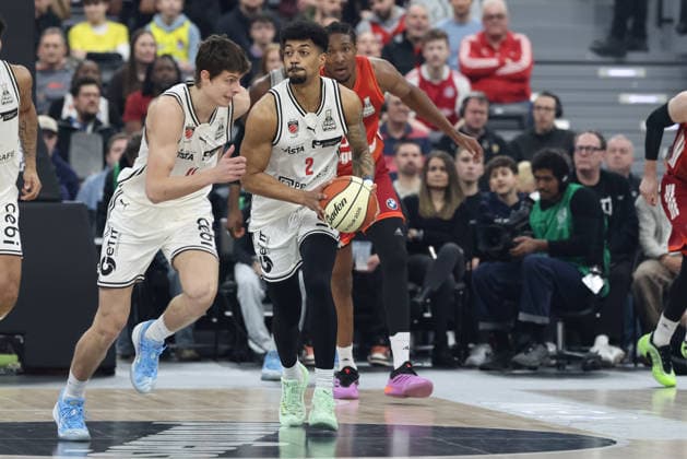 Ibrahim Watson (BMA365 Bamberg Baskets, 02) mit Richard Balint (BMA365 Bamberg Baskets, 11) GER, FC Bayern Basketball vs. BMA365 Bamberg Baskets, Basketball, BBL Pokal, BMW TOP FOUR, Halbfinale, Saison 2025 2026, 21.02.2026, GER, FC Bayern Basketball vs. BMA365 Bamberg Baskets, Basketball, BBL Pokal, BMW TOP FOUR, Halbfinale, Saison 2025 2026, 21.02.2026 Muenchen Copyright: xEibner-Pressefoto JennixMaulx EP_JML