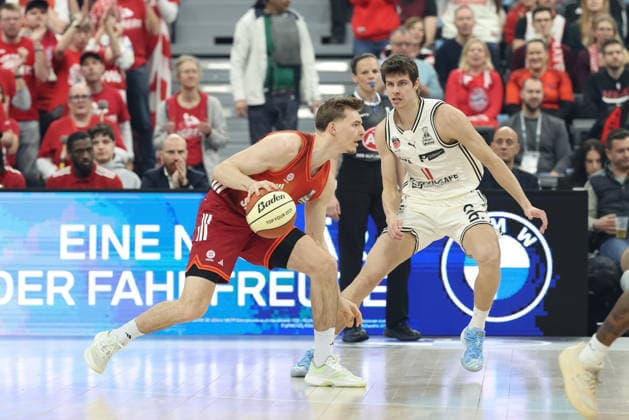 Justuz Hollatz (FC Bayern Basketball, 21) mit Richard Balint (BMA365 Bamberg Baskets, 11), GER, FC Bayern Basketball vs. BMA365 Bamberg Baskets, Basketball, BBL Pokal, BMW TOP FOUR, Halbfinale, Saison 2025 2026, 21.02.2026, GER, FC Bayern Basketball vs. BMA365 Bamberg Baskets, Basketball, BBL Pokal, BMW TOP FOUR, Halbfinale, Saison 2025 2026, 21.02.2026 Muenchen Copyright: xEibner-Pressefoto JennixMaulx EP_JML