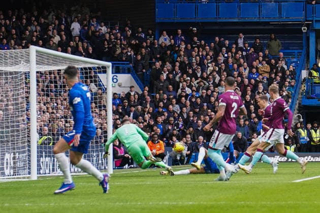 Chelsea v Burnley, Premier League Joao Pedro of Chelsea scoring his goal to make it 1-0 during the Chelsea v Burnley Premier League match at Stamford Bridge, London, England on 21 February 2026 Credit: Dylan Hepworth Every Second Media Editorial use only. All images are copyright Every Second Media Limited. No images may be reproduced without prior permission. All rights reserved. Premier League and Football League images are subject to licensing agreements with Football DataCo Limited. see https: www.football-dataco.com Copyright: xIMAGO EveryxSecondxMediax ESM-1812-0028 DylanxHepworthx xEveryxSecondxMediax
