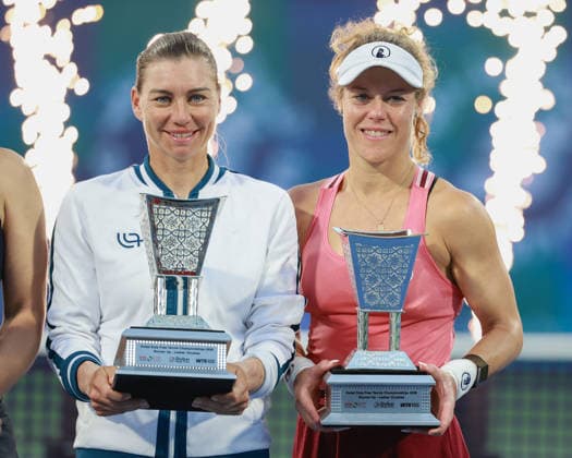 Finalisten Laura Siegemund und Vera Zvonareva mit dem Pokal, Trophae, Damen Doppel, Women s Doubles, Siegerehrung, Presentation Dubai Duty Free Tennis Championships, Dubai, U.A.E. Copyright: xJuergenxHasenkopfx