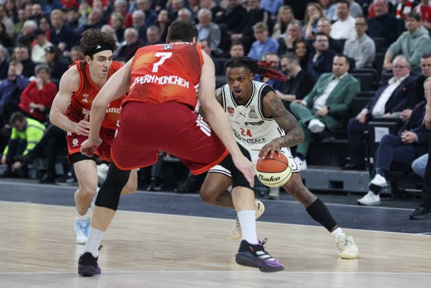 Cobe Williams (BMA365 Bamberg Baskets, 24) mit Justinian Jessup (FC Bayern Basketball, 10) und Johannes Voigtmann (FC Bayern Basketball, 07), GER, FC Bayern Basketball vs. BMA365 Bamberg Baskets, Basketball, BBL Pokal, BMW TOP FOUR, Halbfinale, Saison 2025 2026, 21.02.2026, GER, FC Bayern Basketball vs. BMA365 Bamberg Baskets, Basketball, BBL Pokal, BMW TOP FOUR, Halbfinale, Saison 2025 2026, 21.02.2026 Muenchen Copyright: xEibner-Pressefoto JennixMaulx EP_JML