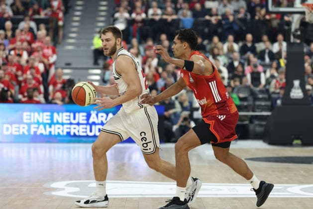 Moritz Krimmer (BMA365 Bamberg Baskets, 27) mit Oscar da Silva (FC Bayern Basketball, 01), GER, FC Bayern Basketball vs. BMA365 Bamberg Baskets, Basketball, BBL Pokal, BMW TOP FOUR, Halbfinale, Saison 2025 2026, 21.02.2026, GER, FC Bayern Basketball vs. BMA365 Bamberg Baskets, Basketball, BBL Pokal, BMW TOP FOUR, Halbfinale, Saison 2025 2026, 21.02.2026 Muenchen Copyright: xEibner-Pressefoto JennixMaulx EP_JML