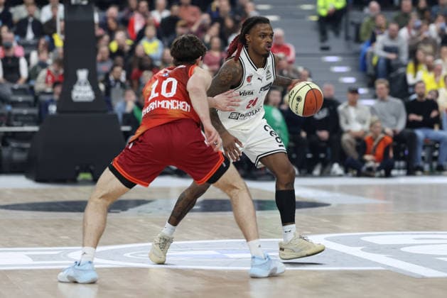 Cobe Williams (BMA365 Bamberg Baskets, 24) mit Justinian Jessup (FC Bayern Basketball, 10), GER, FC Bayern Basketball vs. BMA365 Bamberg Baskets, Basketball, BBL Pokal, BMW TOP FOUR, Halbfinale, Saison 2025 2026, 21.02.2026, GER, FC Bayern Basketball vs. BMA365 Bamberg Baskets, Basketball, BBL Pokal, BMW TOP FOUR, Halbfinale, Saison 2025 2026, 21.02.2026 Muenchen Copyright: xEibner-Pressefoto JennixMaulx EP_JML
