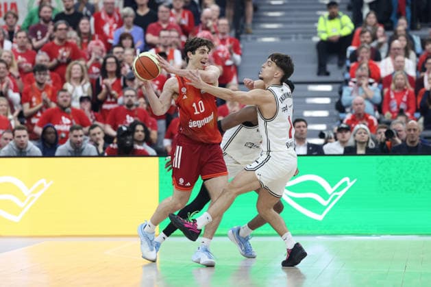 Justinian Jessup (FC Bayern Basketball, 10) mit Zachary Ensminger (BMA365 Bamberg Baskets, 01), GER, FC Bayern Basketball vs. BMA365 Bamberg Baskets, Basketball, BBL Pokal, BMW TOP FOUR, Halbfinale, Saison 2025 2026, 21.02.2026, GER, FC Bayern Basketball vs. BMA365 Bamberg Baskets, Basketball, BBL Pokal, BMW TOP FOUR, Halbfinale, Saison 2025 2026, 21.02.2026 Muenchen Copyright: xEibner-Pressefoto JennixMaulx EP_JML