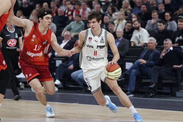 Richard Balint (BMA365 Bamberg Baskets, 11) mit Justinian Jessup (FC Bayern Basketball, 10), GER, FC Bayern Basketball vs. BMA365 Bamberg Baskets, Basketball, BBL Pokal, BMW TOP FOUR, Halbfinale, Saison 2025 2026, 21.02.2026, GER, FC Bayern Basketball vs. BMA365 Bamberg Baskets, Basketball, BBL Pokal, BMW TOP FOUR, Halbfinale, Saison 2025 2026, 21.02.2026 Muenchen Copyright: xEibner-Pressefoto JennixMaulx EP_JML