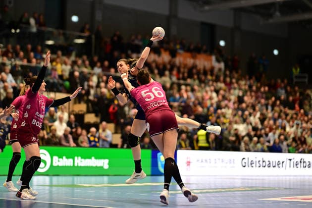 Handball I Frauen I Saison 2025-2026 I 18. HBF I 1. Spieltag I Buxtehuder SV - TuS Metzingen I 21.02.2026 Isabelle Dölle (11, Buxtehuder Sportverein) Carolin Hübner (56, TuS Metzingen) Buxtehude Halle Nord Niedersachsen Deutschland Copyright: xLobeca FelixxSchlikisx