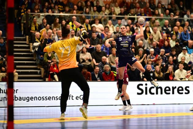 Handball I Frauen I Saison 2025-2026 I 18. HBF I 1. Spieltag I Buxtehuder SV - TuS Metzingen I 21.02.2026 Sara Suba (77, TuS Metzingen) Maj Nielsen (5, Buxtehuder Sportverein) Buxtehude Halle Nord Niedersachsen Deutschland Copyright: xLobeca FelixxSchlikisx