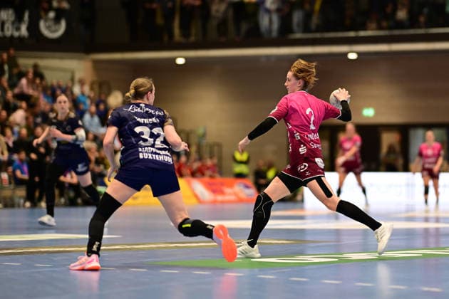Handball I Frauen I Saison 2025-2026 I 18. HBF I 1. Spieltag I Buxtehuder SV - TuS Metzingen I 21.02.2026 Isa Ternede (32, Buxtehuder Sportverein) Selina Lindemann (2, TuS Metzingen) Buxtehude Halle Nord Niedersachsen Deutschland Copyright: xLobeca FelixxSchlikisx
