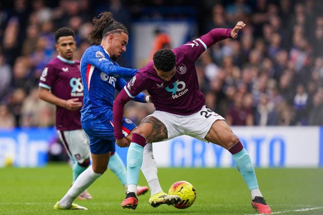 Chelsea v Burnley, Premier League Josh Laurent of Burnley under pressure from Malo Gusto of Chelsea during the Chelsea v Burnley Premier League match at Stamford Bridge, London, England on 21 February 2026 Credit: Dylan Hepworth Every Second Media Editorial use only. All images are copyright Every Second Media Limited. No images may be reproduced without prior permission. All rights reserved. Premier League and Football League images are subject to licensing agreements with Football DataCo Limited. see https: www.football-dataco.com Copyright: xIMAGO EveryxSecondxMediax ESM-1812-0031 DylanxHepworthx xEveryxSecondxMediax