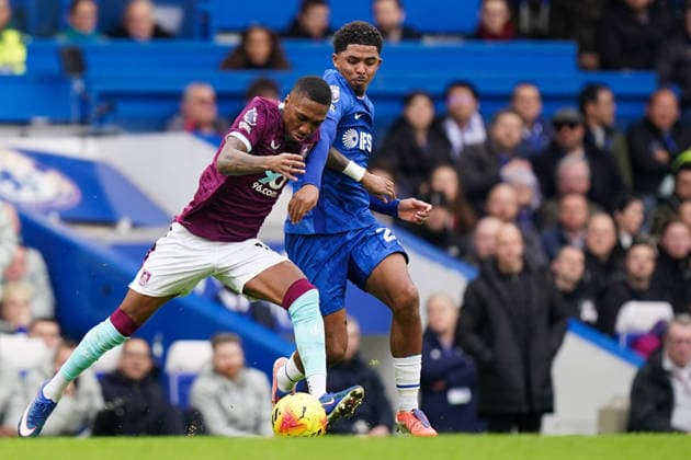 Chelsea v Burnley, Premier League Jaidon Anthony of Burnley and Wesley Fofana of Chelsea battling for the ball during the Chelsea v Burnley Premier League match at Stamford Bridge, London, England on 21 February 2026 Credit: Dylan Hepworth Every Second Media Editorial use only. All images are copyright Every Second Media Limited. No images may be reproduced without prior permission. All rights reserved. Premier League and Football League images are subject to licensing agreements with Football DataCo Limited. see https: www.football-dataco.com Copyright: xIMAGO EveryxSecondxMediax ESM-1812-0032 DylanxHepworthx xEveryxSecondxMediax