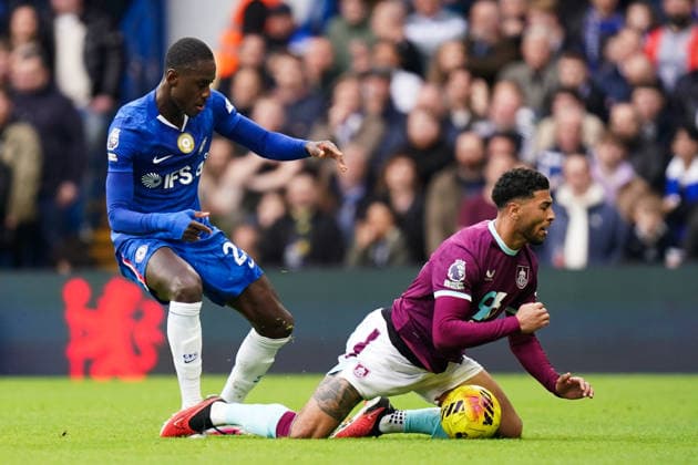 Chelsea v Burnley, Premier League Josh Laurent of Burnley being fouled by Trevoh Chalobah of Chelsea during the Chelsea v Burnley Premier League match at Stamford Bridge, London, England on 21 February 2026 Credit: Dylan Hepworth Every Second Media Editorial use only. All images are copyright Every Second Media Limited. No images may be reproduced without prior permission. All rights reserved. Premier League and Football League images are subject to licensing agreements with Football DataCo Limited. see https: www.football-dataco.com Copyright: xIMAGO EveryxSecondxMediax ESM-1812-0036 DylanxHepworthx xEveryxSecondxMediax
