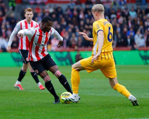 Brentford v Brighton and Hove Albion, London, UK - 21 Feb 2026 Dango Ouattara of Brentford battles for the ball with Jan Paul van Hecke of Brighton and Hove Albion during the Premier League match between Brentford and Brighton and Hove Albion at Gtech Community Stadium, London on 21 February 2026 ( London Gtech Community Stadium London England Copyright: xTomxCusden PPAUKx PPA-250017