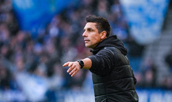 Trainer Marcel Rapp (Holstein Kiel) schaut zu waehrend des Spiels der 2. Bundesliga zwischen dem Karlsruher SC und Holstein Kiel im BBBank Wildpark am 21. February 2026 in Karlsruhe, Deutschland. (Foto von Silas Schüller DeFodi Images) +++ Coach Marcel Rapp (Holstein Kiel) looks on during the 2. Bundesliga match between Karlsruher SC and Holstein Kiel at BBBank Wildpark on February 21, 2026 in Karlsruhe, Germany. (Photo by Silas Schüller DeFodi Images) DFB DFL REGULATIONS PROHIBIT ANY USE OF PHOTOGRAPHS AS IMAGE SEQUENCES AND OR QUASI-VIDEO. (Photo by Silas Schueller DeFodi Images) - *** Coach Marcel Rapp Holstein Kiel looks on during the 2 Bundesliga match between Karlsruher SC and Holstein Kiel at BBBank Wildpark on February 21, 2026 in Karlsruhe, Germany Photo by Silas Schüller DeFodi Images Coach Marcel Rapp Holstein Kiel looks on during the 2 Bundesliga match between Karlsruher SC and Holstein Kiel at BBBank Wildpark on February 21, 2026 in Karlsruhe, Germany Photo by Silas Schüller DeFodi Images DFB DFL REGULATIONS PROHIBIT ANY USE OF PHOTOGRAPHS AS IMAGE SEQUENCES AND OR QUASI VIDEO Photo by Silas Schueller DeFodi Images