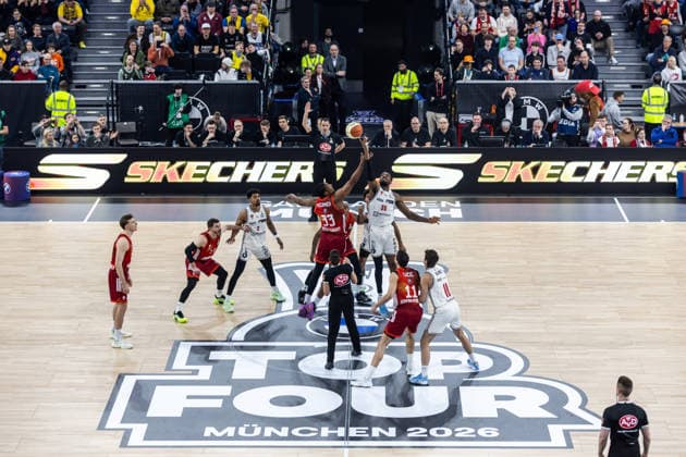 GER, BMW Top Four, Basketball BBL Pokal, Halbfinale, FC Bayern München Basketball - BMA365 Bamberg Baskets. 21.02.2026, SAP Garden, München, GER, BMW Top Four, Basketball BBL Pokal, Halbfinale, FC Bayern München Basketball - BMA365 Bamberg Baskets. Tipp off, David McCormack (FC Bayern München Basketball 33), Ejiofor Onu (BMA365 Bamberg Baskets, 35) Foto Alexander Trienitz München SAP Garden Bayern Deutschland