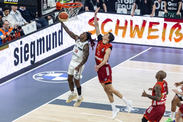 GER, BMW Top Four, Basketball BBL Pokal, Halbfinale, FC Bayern München Basketball - BMA365 Bamberg Baskets. 21.02.2026, SAP Garden, München, GER, BMW Top Four, Basketball BBL Pokal, Halbfinale, FC Bayern München Basketball - BMA365 Bamberg Baskets. Cobe Williams (BMA365 Bamberg Baskets, 24), Vladimir LuÄić Vladimir Lucic (FC Bayern München Basketball 11) Foto Alexander Trienitz München SAP Garden Bayern Deutschland