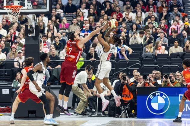 GER, BMW Top Four, Basketball BBL Pokal, Halbfinale, FC Bayern München Basketball - BMA365 Bamberg Baskets. 21.02.2026, SAP Garden, München, GER, BMW Top Four, Basketball BBL Pokal, Halbfinale, FC Bayern München Basketball - BMA365 Bamberg Baskets. Austin Crowley (BMA365 Bamberg Baskets, 85), Johannes Voigtmann (FC Bayern München Basketball 7) Foto Alexander Trienitz München SAP Garden Bayern Deutschland