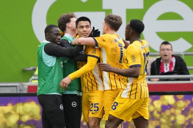 Brentford v Brighton and Hove Albion, Premier League, Football, Gtech Community Stadium, Brentford, London, UK - 21 Feb 2026 GOAL 0-1. Diego Gomez (C) of Brighton celebrates with his teammates after scoring the opening goal. London Gtech Community Stadium Brentford UK, UK NEWSPAPERS OUT Copyright: xSeanxRyanx