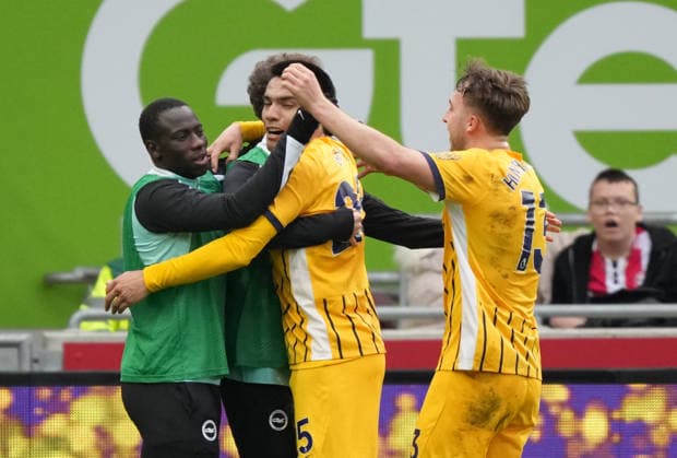 Brentford v Brighton and Hove Albion, Premier League, Football, Gtech Community Stadium, Brentford, London, UK - 21 Feb 2026 GOAL 0-1. Diego Gomez (C) of Brighton celebrates with his teammates after scoring the opening goal. London Gtech Community Stadium Brentford UK, UK NEWSPAPERS OUT Copyright: xSeanxRyanx