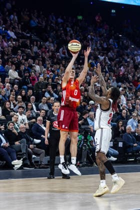 GER, BMW Top Four, Basketball BBL Pokal, Halbfinale, FC Bayern München Basketball - BMA365 Bamberg Baskets. 21.02.2026, SAP Garden, München, GER, BMW Top Four, Basketball BBL Pokal, Halbfinale, FC Bayern München Basketball - BMA365 Bamberg Baskets. Nenad Dimitrijevic (FC Bayern München Basketball 0), Cobe Williams (BMA365 Bamberg Baskets, 24) Foto Alexander Trienitz München SAP Garden Bayern Deutschland